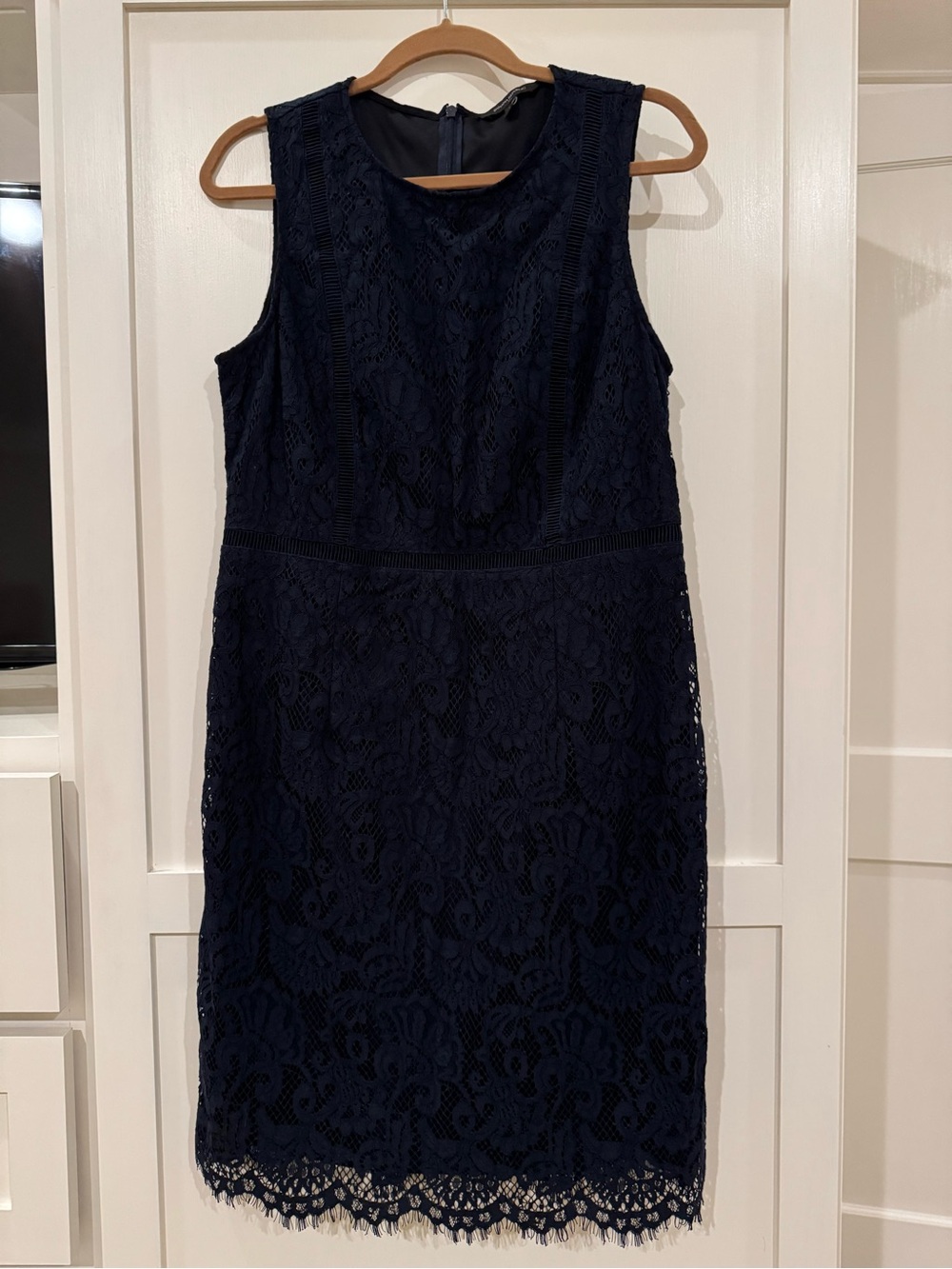 Banana Republic Sleeveless Navy Lace Sheath Dress - Elegant Evening Wear